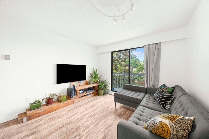 Photo 1 at 302 - 2080 Maple Street, Kitsilano, Vancouver West