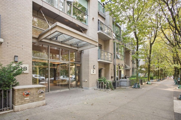 Photo 1 at 807 - 928 Richards Street, Yaletown, Vancouver West