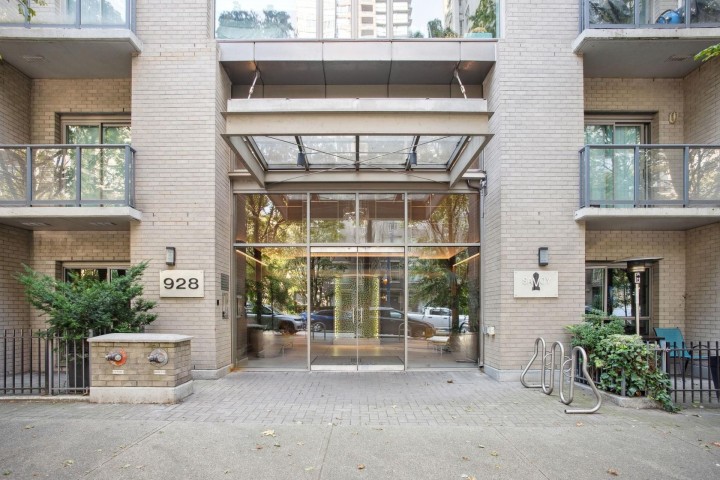 Photo 2 at 807 - 928 Richards Street, Yaletown, Vancouver West