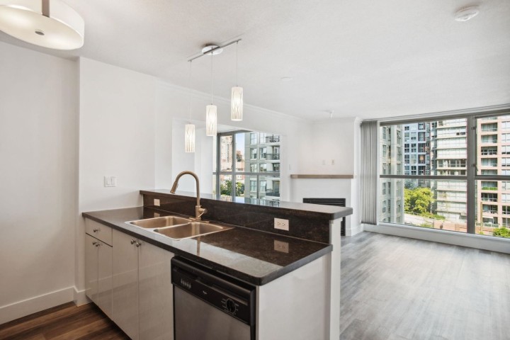 Photo 13 at 807 - 928 Richards Street, Yaletown, Vancouver West